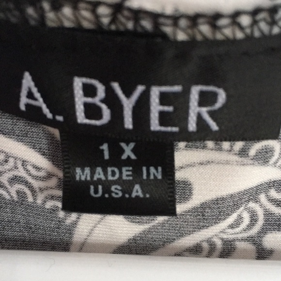 A. Byer Women's short sleeve B&W pretty blouse 1X - Picture 4 of 6